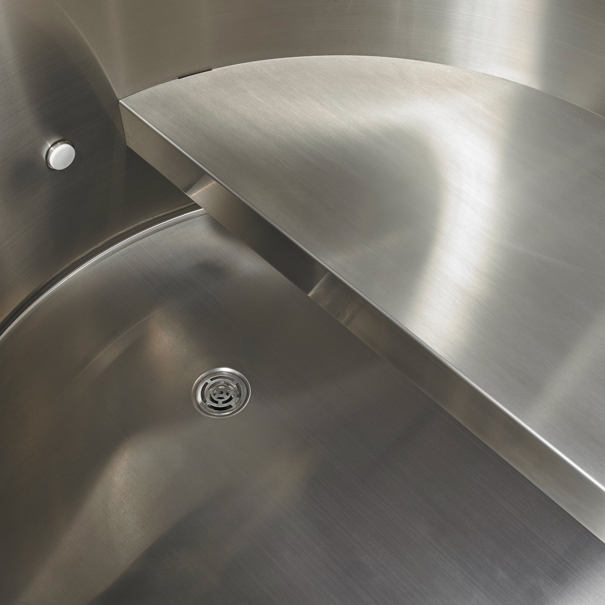 Dynamic Cold Therapy Barrel Cold Plunge Tub, 304 Stainless Steel Interior & Pacific Cedar Exterior, Model DCT-B-042-SSPC-34